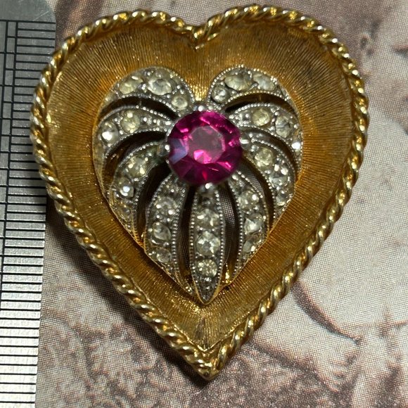 Vintage Estate Signed Napier Gold Loving Heart Ruby Red Rhinestone Pin Brooch - Picture 3 of 8